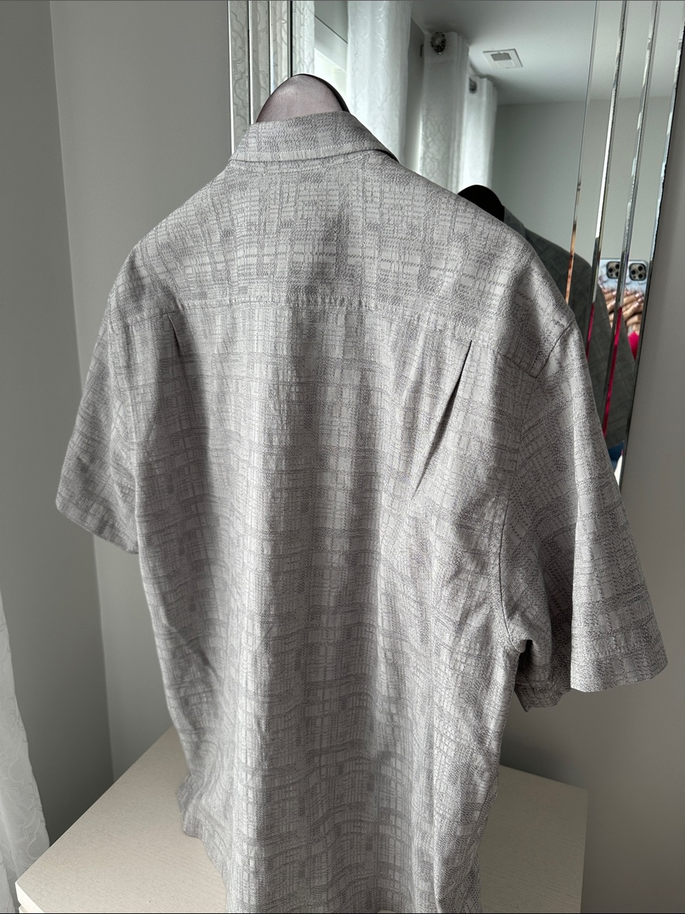 Tommy Bahama Men's Short-Sleeve Button-Down Shirt in Light Gray Pattern - Picture 8 of 9